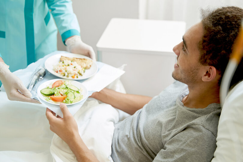 Un patient recevant un repas - Soins et nutrition en milieu hospitalier