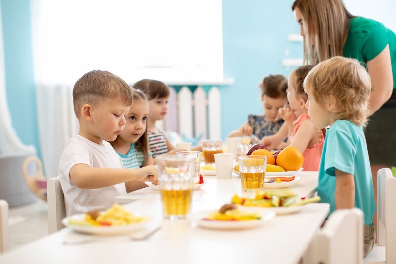 Les enfants de maternelle prennent une pause fruitée