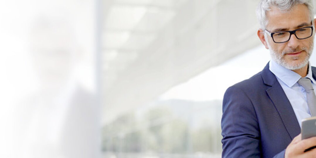 Homme consultant son téléphone avec attention