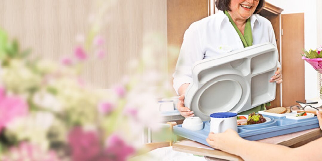 Infirmière servant un repas à un patient alité - Soins et nutrition en milieu hospitalier