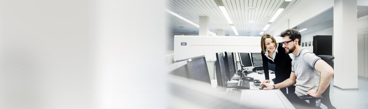 Facility Management par Dussmann Deux employés discutent