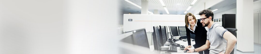 Deux employés discutent