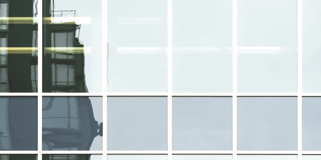 Service de nettoyage extérieur professionnel, offrant une présentation impeccable de vos espaces extérieurs pour refléter votre image avec professionnalisme et efficacité