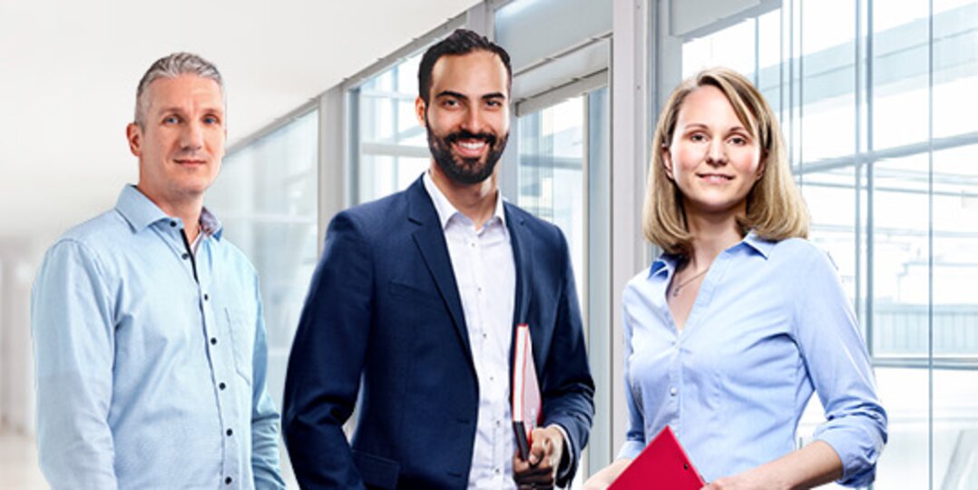 Photo de groupe de trois employés souriants de Dussmann, issus du secteur des services commerciaux
