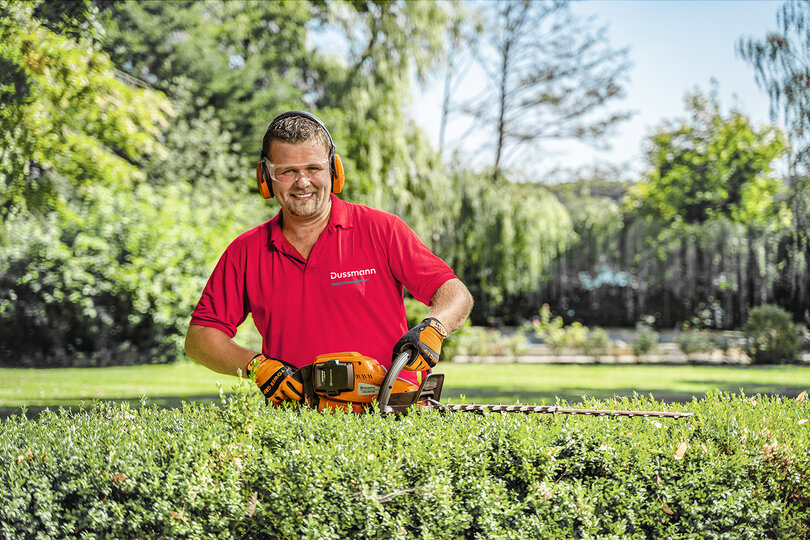 Service d'entretien des espaces verts et des installations extérieures, garantissant la sécurité, la durabilité et une première impression soignée de vos propriétés