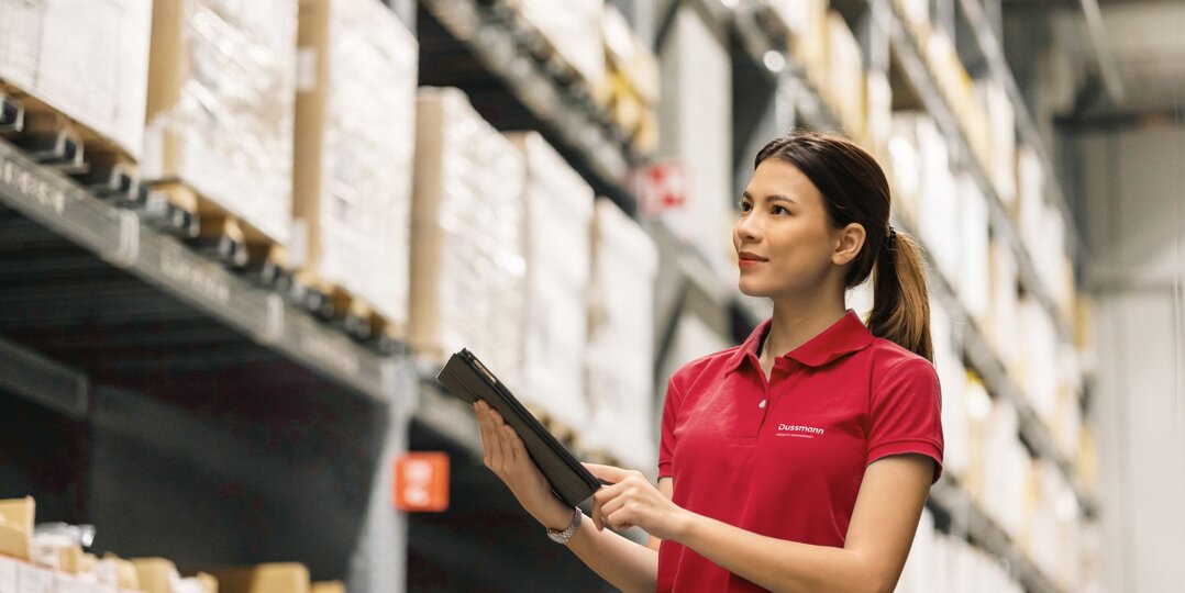 Femme dans un stock de marchandises, utilisant une tablette – Une gestion efficace et connectée pour optimiser les opérations logistiques