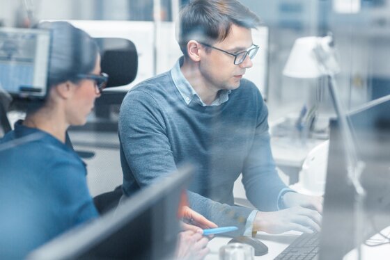 Homme et femme travaillant ensemble sur un ordinateur dans un bureau