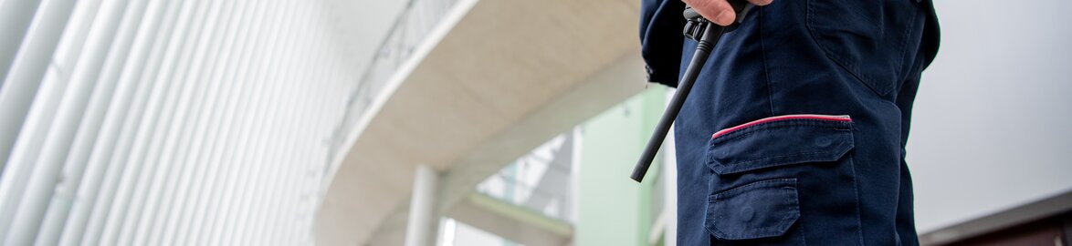 Surveillance des bâtiments et protection des biens au Luxembourg Agent de sécurité effectuant une ronde de surveillance sur un site au Luxembourg pour protéger des bâtiments et biens immobiliers