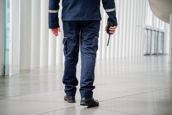 Agent de sécurité patrouilleur effectuant une ronde