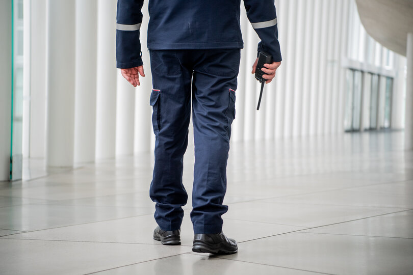 Agent de sécurité patrouilleur effectuant une ronde