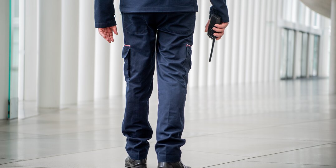 Agent de sécurité patrouilleur effectuant une ronde