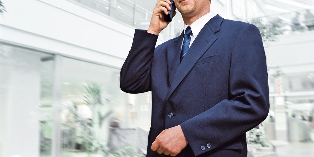 Agent de sécurité en patrouille, téléphone à la main – Une surveillance active et connectée pour garantir la sécurité en temps réel