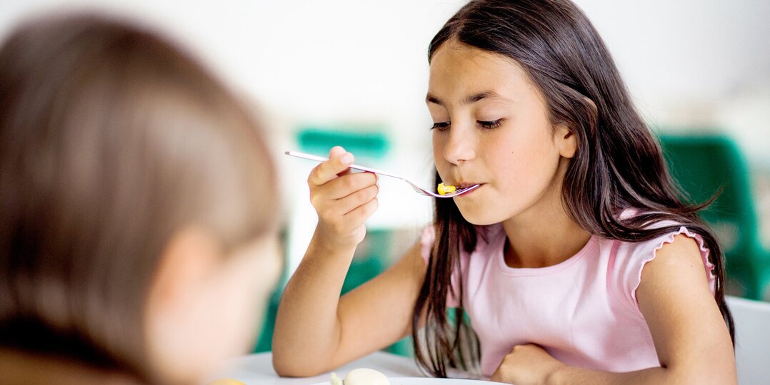 Étudiante mangeant sainement au collège, lycée et université - Nutrition équilibrée pour jeunes